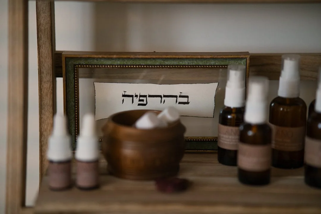 מדף בקליניקה עם בקבוקוני ANO ושלט בהרפיה